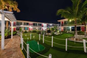 Zahrada ubytování Ramada by Wyndham Kissimmee Gateway - Free Theme Park Shuttle + 37 fotografií