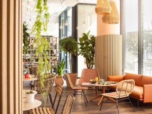 um restaurante com cadeiras e uma mesa num quarto em ibis Marseille Centre Euromed em Marselha