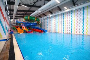 een groot zwembad met een glijbaan bij In The Garden Ilıca Thermal Resort Hotel & Aqua Park in Erzurum