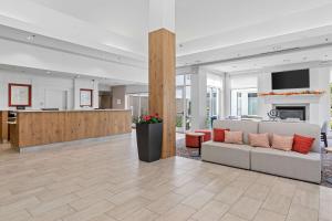 a living room with a couch and a fireplace at Hilton Garden Inn Syracuse in East Syracuse