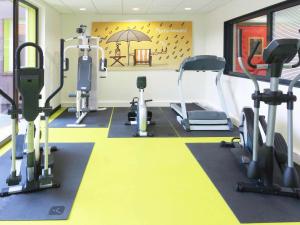 Fitness centrum a/nebo fitness zařízení v ubytování ibis Styles Flers + 12 fotografií