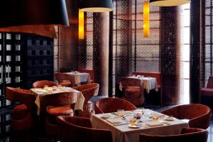 Um restaurante ou outro lugar para comer em Southern Sun Abu Dhabi