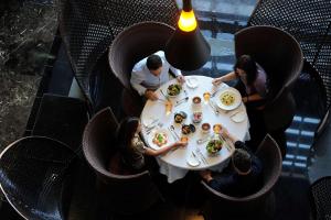 Comida no hotel ou em algum lugar perto