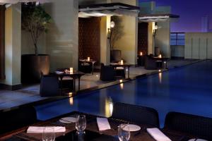 A piscina localizada em Southern Sun Abu Dhabi ou nos arredores