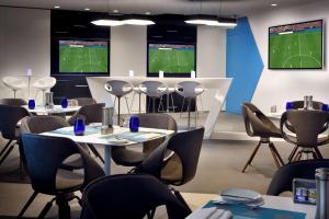 Uma TV ou centro de entretenimento em Southern Sun Abu Dhabi