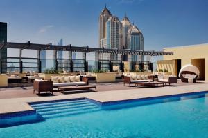 A piscina localizada em Southern Sun Abu Dhabi ou nos arredores