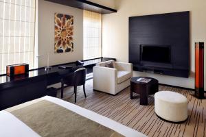 Uma TV ou centro de entretenimento em Southern Sun Abu Dhabi