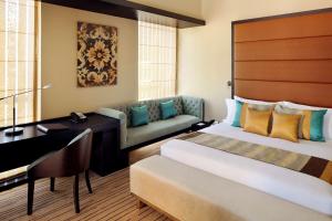 Cama ou camas em um quarto em Southern Sun Abu Dhabi