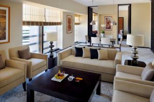 Uma área de estar em Southern Sun Abu Dhabi