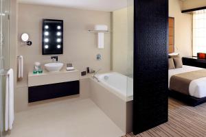 Cama ou camas em um quarto em Southern Sun Abu Dhabi