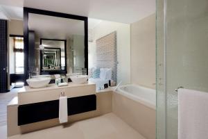 Um banheiro em Southern Sun Abu Dhabi