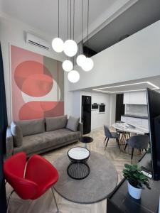 een woonkamer met een bank en een tafel bij Central Gallery Apartment in Debrecen