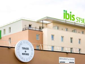 een gebouw met een klok aan de zijkant bij Hôtel ibis Styles Montargis Arboria in Pannes