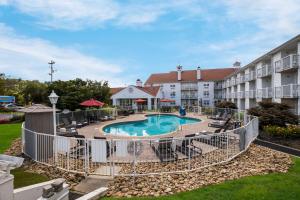 an image of a swimming pool at a hotel at The Inn at Apple Valley, Ascend Hotel Collection in Pigeon Forge