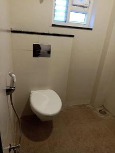 海得拉巴的住宿－The Embassy Suites，一间位于客房内的白色卫生间的浴室