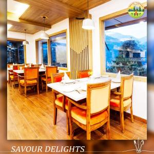 A restaurant or other place to eat at Anand Vardhan Resorts