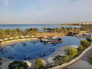 z góry widok na ośrodek z dużym basenem w obiekcie Mövenpick Resort & Spa Tala Bay Aqaba w Akabie