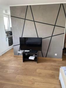 a living room with a flat screen tv on a table at Apartament Centrum Malbork in Malbork