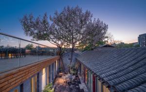 vista sul soffitto di un edificio con un albero di Beijing Heyuan Courtyard Hotel (Forbidden City) a Pechino