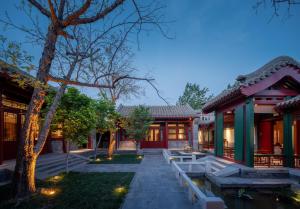 una casa con un laghetto davanti di Beijing Heyuan Courtyard Hotel (Forbidden City) a Pechino