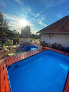 Bazén v ubytování Tulipános Vendégház nebo v jeho okolí