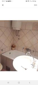 ベオグラードにあるMonia Dream Apartment - Belgrade Lake & Fairのバスルーム(シンク、白いカウンター付)