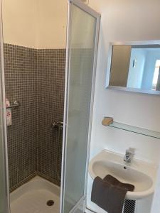 Et badeværelse på Appartement calme Stade/plage + 11 billeder