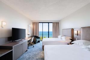 Televizorius ir (arba) pramogų centras apgyvendinimo įstaigoje Hilton Garden Inn Darwin