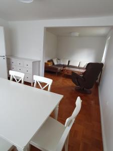 sala de estar con sofá, mesa y sillas en FeWo-Schnoor, en Lübeck