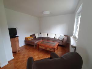 sala de estar con sofá y mesa de centro en FeWo-Schnoor, en Lübeck