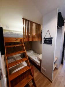 - łóżko piętrowe z drabiną w pokoju w obiekcie SUPERBE APPARTEMENT REFAIT A NEUF avec garage w mieście Orcières