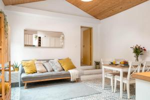 a living room with a couch and a table at Familientraum in Gehnähe zu 3 Surfstränden in Colares