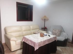 sala de estar con sofá y mesa en El Rincón del Marqués en Alcalá de los Gazules