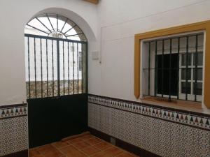 Habitación con puerta y ventana en El Rincón del Marqués en Alcalá de los Gazules