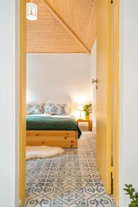 um quarto com uma cama num quarto em Casa do Sol em Colares