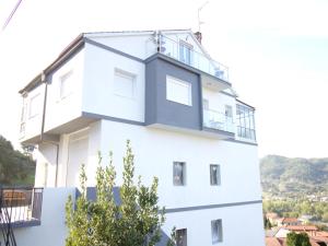 a white apartment building with a balcony at CASA MIRADOR REZA Alojamiento Termas in Ourense