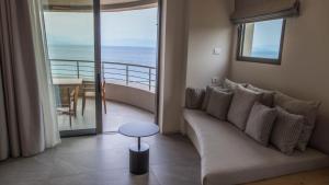 un soggiorno con divano e vista sull'oceano di Alissachni SeaSide Hotel a Derveni