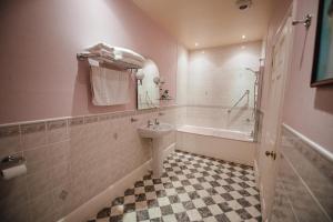 Bilik mandi di Rushpool Hall