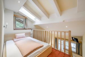 um pequeno quarto com uma cama e uma janela em Smarthotel Bergresidenz - Adults only em Obergurgl