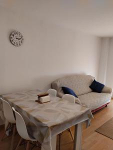 sala de estar con mesa y sofá en Apartamentos Canana de Vega, en Flix