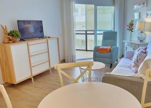 マルベーリャにあるSkol 242 Excellent One Bedroom Apartment with Sea Viewsのリビングルーム(ソファ、テレビ付)