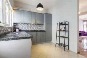 Kuchyň nebo kuchyňský kout v ubytování Gorgeous Flat w Balcony 5 min to Citys Nisantasi