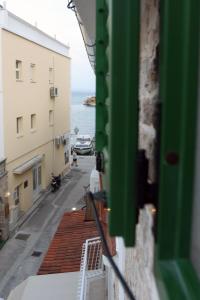 - une vue sur la rue depuis la fenêtre d'un bâtiment dans l'établissement Centar Vodice Apartmani, à Vodice