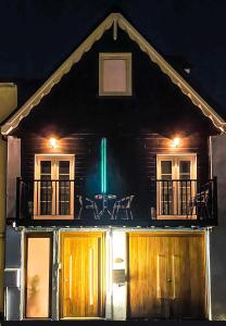 uma casa com luz verde em cima em The Coach House - Your luxury private Brighton getaway with private parking em Brighton & Hove