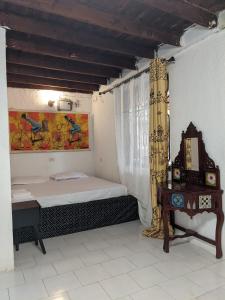 - une chambre avec un lit et une table dans l'établissement Cocobongo Beach Lodge, à Dar es Salaam