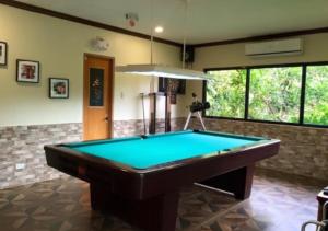 a pool table in the middle of a room at Relova’s Orchard Place in Victoria