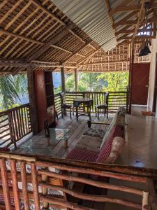 une véranda avec un canapé et une table dans l'établissement Cocobongo Beach Lodge, à Dar es Salaam