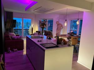 TV a/nebo společenská místnost v ubytování Luxueus nieuw zonnig hoekappartement SEAVIEW Heldenplein - ruime garagebox - 2 fietsen