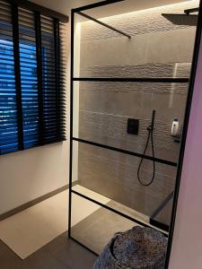 Koupelna v ubytování Luxueus nieuw zonnig hoekappartement SEAVIEW Heldenplein - ruime garagebox - 2 fietsen