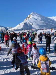 a group of children in the snow on a ski slope at Appartement T2 30m2 Vielle Aure in Vielle-Aure